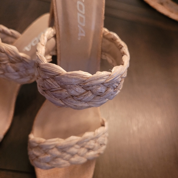 Sandals - Picture 4 of 4